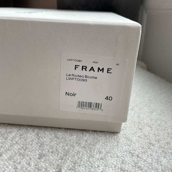 FRAME Le Rodeo Bootie LWFT0093 in Noir - Picture 2 of 6